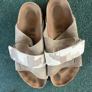 Birkenstock’s sandals Women’s 7.5 shoes with adjustables straps camo tan footbed